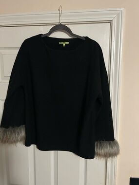 Ladies top with fur around the wrist
